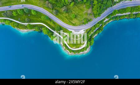 Veduta aerea del Lago di Ledro in Trentino, in Italia, tranquillo paesino sul lago circondato da un rigoglioso paesaggio alpino Foto Stock