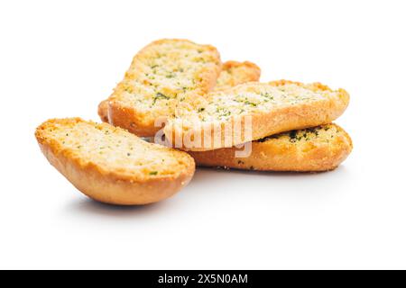 Fette di pane croccanti all'aglio ricoperte di erbe isolate su sfondo bianco. Foto Stock