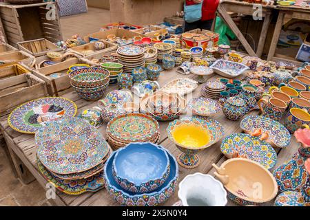 Città vecchia di Yazd, Iran - 2024-03-03 - 03 - 03: Una vibrante esposizione di ceramiche persiane dipinte a mano che cattura l'essenza dell'artigianato locale. Foto Stock