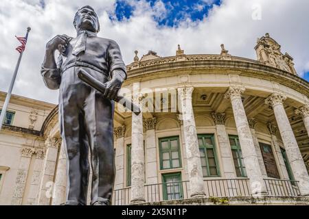Storico municipio, Coral Gables, Florida. Costruita nel 1928 sul National Registry Historic Places, la statua di George Merrick sviluppò la città all'inizio degli anni '1900, la statua di William Beckwith del 2006. (Solo per uso editoriale) Foto Stock
