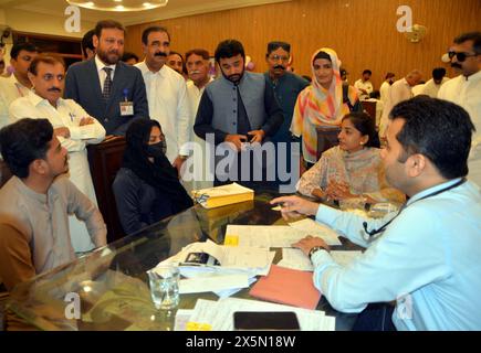 Gujranwala, Pakistan. 10 maggio 2024. Il sindaco Hyderabad Kashif Shoro visita il campo di salute gratuito alla vigilia della festa della mamma organizzato dall'ospedale Agha Khan e dalla Municipal Corporation Hyderabad, a Hyderabad venerdì 10 maggio 2024. Crediti: Pakistan Press International (PPI)/Alamy Live News Foto Stock