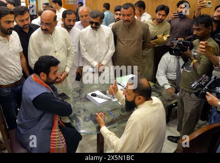 Gujranwala, Pakistan. 10 maggio 2024. Il sindaco Hyderabad Kashif Shoro visita il campo di salute gratuito alla vigilia della festa della mamma organizzato dall'ospedale Agha Khan e dalla Municipal Corporation Hyderabad, a Hyderabad venerdì 10 maggio 2024. Crediti: Pakistan Press International (PPI)/Alamy Live News Foto Stock