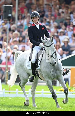 Badminton Estate, Gloucestershire, Regno Unito. 10 maggio 2024. 2024 MARS Badminton Horse Trials 3° giorno; Tom jackson (GBR) in sella a CAPELS HOLLOW DRIFT durante il Dressage il 3° giorno credito: Action Plus Sports/Alamy Live News Foto Stock