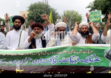 Gujranwala, Pakistan. 10 maggio 2024. Gli attivisti di Tehreek-e-Labbaik (TLP) stanno tenendo una manifestazione di protesta contro la profanazione del Sacro Corano in Svezia, presso il club stampa di Peshawar venerdì 10 maggio 2024. Crediti: Pakistan Press International (PPI)/Alamy Live News Foto Stock