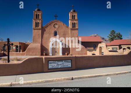 Old San Miguel Mission, fondata nel 1598, (la chiesa più antica degli Stati Uniti) Socorro, New Mexico, USA Foto Stock