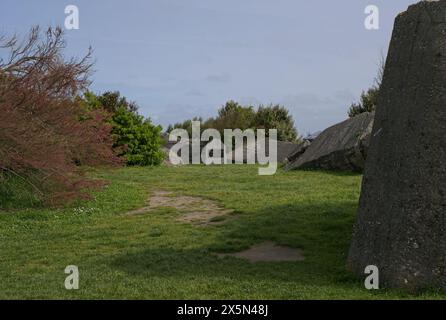 Granville, Francia - 14 aprile 2024: Batteria tedesca costruita a Pointe du Roc durante la seconda guerra mondiale. Giorno di primavera. Messa a fuoco selettiva Foto Stock