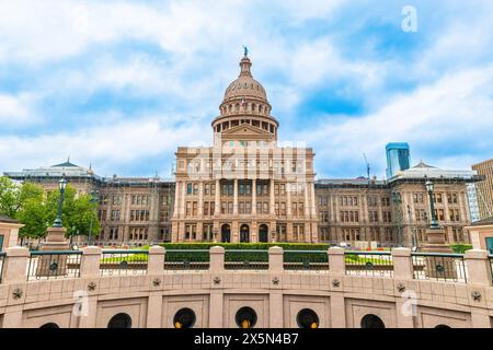 Vista panoramica dell'edificio del Campidoglio del Texas e della Capitol Extension Rotunda di Austin durante il sole del giorno estivo Foto Stock