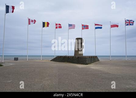 Bernieres-sur-Mer, Francia - 1° maggio 2024: Juno Beach D-Day Landing Memorial. Nuvoloso giorno primaverile. Messa a fuoco selettiva Foto Stock