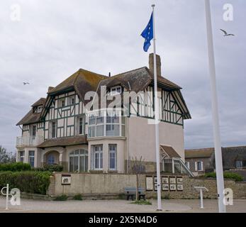 Bernieres-sur-Mer, Francia - 1° maggio 2024: Juno Beach D-Day Landing Memorial. Maison de Queen's Own Rifles of Canada (Canada House). Nuvoloso giorno primaverile. Foto Stock