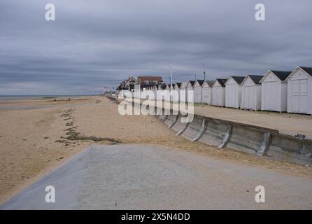 Bernieres-sur-Mer, Francia - 1° maggio 2024: Juno Beach D-Day Landing Memorial. Quella che la diga dove i soldati si sono rifugiati durante lo sbarco sembra tod Foto Stock