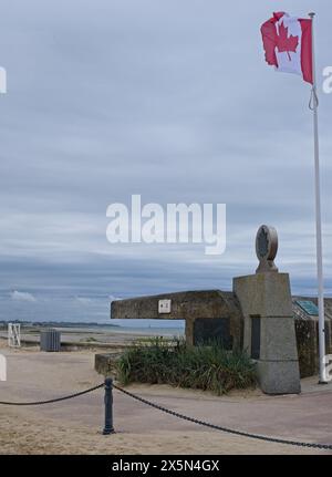 Bernieres-sur-Mer, Francia - 1° maggio 2024: Juno Beach D-Day Landing Memorial. Bunker Cassine. Monumento commemorativo di Queen's Own Rifles of Canada. Nuvoloso giorno primaverile. Foto Stock