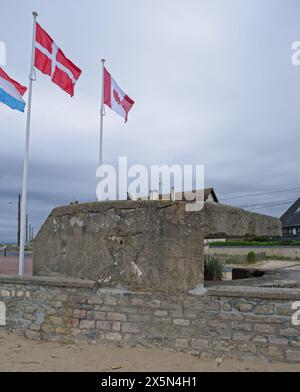 Bernieres-sur-Mer, Francia - 1° maggio 2024: Juno Beach D-Day Landing Memorial. Bunker Cassine. Monumento commemorativo di Queen's Own Rifles of Canada. Nuvoloso giorno primaverile. Foto Stock