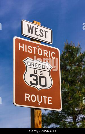 Storica insegna dell'Oregon Highway 30, Columbia River Gorge National Scenic area, Oregon, Stati Uniti Foto Stock