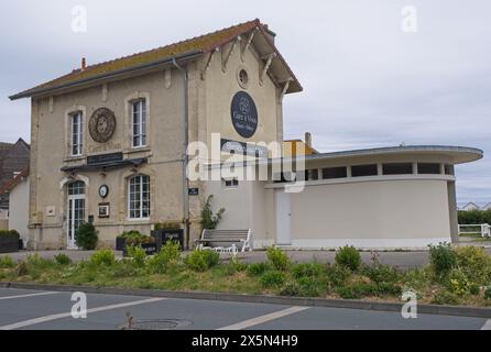 Bernieres-sur-Mer, Francia - 1° maggio 2024: Juno Beach D-Day Landing Memorial. Vecchia stazione ferroviaria. Nuvoloso giorno primaverile. Messa a fuoco selettiva Foto Stock