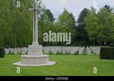 Cambes-en-Plaine, Francia - 2 maggio 2024: Questo cimitero di guerra a Cambes-en-Plaine contiene le tombe di circa 200 soldati del Commonwealth uccisi durante sec Foto Stock