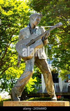 Statua di Elvis Presley a grandezza naturale in Beale Street a Memphis, Tennessee, durante il giorno estivo Foto Stock