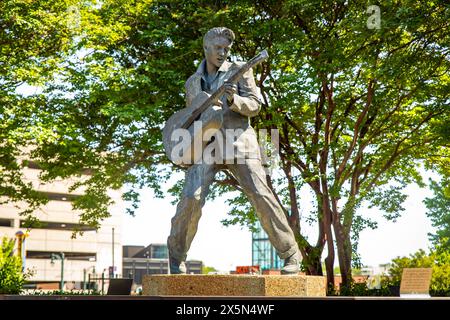 Statua di Elvis Presley a grandezza naturale in Beale Street a Memphis, Tennessee, durante il giorno estivo Foto Stock