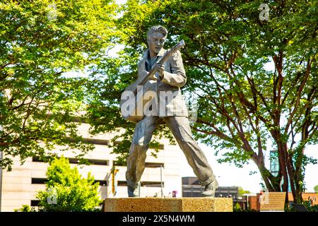 Statua di Elvis Presley a grandezza naturale in Beale Street a Memphis, Tennessee, durante il giorno estivo Foto Stock