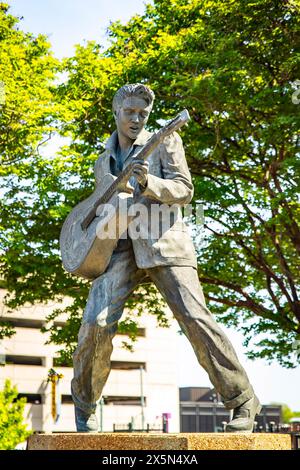 Statua di Elvis Presley a grandezza naturale in Beale Street a Memphis, Tennessee, durante il giorno estivo Foto Stock