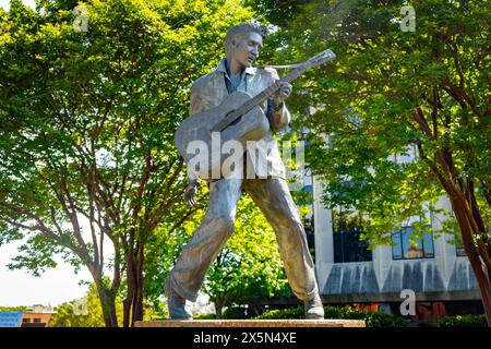 Statua di Elvis Presley a grandezza naturale in Beale Street a Memphis, Tennessee, durante il giorno estivo Foto Stock