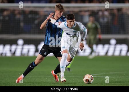 Bergamo, Italia. 9 maggio 2024. Leonardo Balerdi dell'Olympique De Marseille sfida Charles De Ketelaere dell'Atalanta durante la partita di UEFA Europa League allo stadio Gewiss di Bergamo. Il credito per immagini dovrebbe essere: Jonathan Moscrop/Sportimage Credit: Sportimage Ltd/Alamy Live News Foto Stock