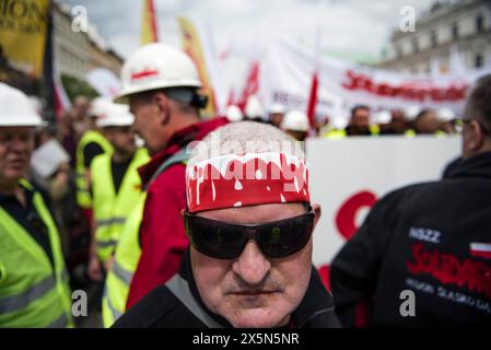 Un uomo indossa una bandana di solidarietà sulla testa durante la protesta contro il Green Deal dell'Unione europea. I sindacati polacchi, gli agricoltori e gli oppositori del governo polacco pro-Unione europea si sono riuniti nel centro di Varsavia per protestare contro il Green Deal e le politiche climatiche dell'Unione europea. La marcia è stata organizzata dal sindacato indipendente autonomo "solidarietà” (NSZZ "Solidarnosc”) che rappresenta gli interessi degli agricoltori, che si oppongono fermamente alle politiche climatiche dell'UE, e dal partito conservatore nazionale di opposizione diritto e giustizia. Foto Stock