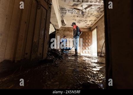 Lajeado, Brasile. 9 maggio 2024. I residenti ripuliscono il fango che è entrato nelle loro case durante le precipitazioni eccezionalmente pesanti nel sud del paese. Nello stato del Rio grande do sul, vaste aree di terra erano sott'acqua e strade e case sono state inondate. Più di 100 persone sono morte a causa della tempesta finora. Credito: Antonio Valiente/dpa/Alamy Live News Foto Stock