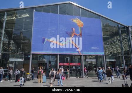 Parigi, Francia. 10 maggio 2024. Un gigantesco poster dell'artista italiano Lorenzo Mattotti di un portatore di torcia olimpica è esposto all'ingresso della Gare du Nord di Parigi . Parigi ospiterà le Olimpiadi estive 2024, della XXXIII Olimpiade che si terranno dal 26 luglio all'11 agosto. Crediti: amer ghazzal/Alamy Live New Foto Stock