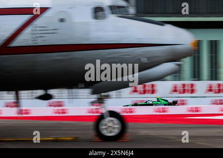 04 ARON Paul (est), Envision Racing, Jaguar i-Type 6, azione durante l'ePrix di Berlino 2024, 7° incontro del Campionato Mondiale ABB FIA di Formula e 2023-24, sul circuito di Tempelhof Airport Street dal 10 al 12 maggio 2024 a Berlino, Germania - foto Germain Hazard / DPPI credito: media DPPI/Alamy Live News Foto Stock