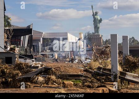 Lajeado, Brasile. 9 maggio 2024. Una figura della Statua della libertà si trova sotto le macerie dopo le precipitazioni eccezionalmente pesanti nel sud del paese. "L'impatto delle inondazioni e la portata della tragedia sono devastanti", ha scritto il governatore di Rio grande do sul. Credito: Antonio Valiente/dpa/Alamy Live News Foto Stock