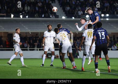 Bergamo, Italia. 9 maggio 2024. Charles De Ketelaere dell'Atalanta sale sopra Leonardo Balerdi dell'Olympique De Marseille per dirigersi ai portieri durante la partita di UEFA Europa League allo stadio Gewiss di Bergamo. Il credito per immagini dovrebbe essere: Jonathan Moscrop/Sportimage Credit: Sportimage Ltd/Alamy Live News Foto Stock