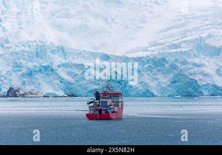 Nave di ricerca peruviana Carrasco a Admiralty Bay, King George Island, Isole Shetland meridionali, Penisola Antartica, Antartide Foto Stock