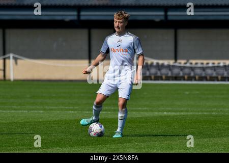 Landore, Swansea, Galles. 7 maggio 2024. Jacob Cook di Swansea City sul pallone durante la partita Under 18 Professional Development League tra Swansea City e Cardiff City alla Swansea City Academy di Landore, Swansea, Galles, Regno Unito, il 7 maggio 2024. Crediti: Duncan Thomas/Majestic Media. Foto Stock