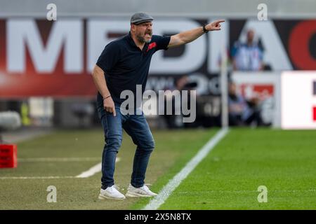 Paderborn, Germania. 10 maggio 2024. Calcio: Bundesliga 2, SC Paderborn 07 - Hamburger SV, Matchday 33, Home Deluxe Arena: L'allenatore di Amburgo Steffen Baumgart dà istruzioni. Credito: David Inderlied/dpa - NOTA IMPORTANTE: in conformità con i regolamenti della DFL German Football League e della DFB German Football Association, è vietato utilizzare o far utilizzare fotografie scattate nello stadio e/o della partita sotto forma di immagini sequenziali e/o serie di foto video./dpa/Alamy Live News Foto Stock