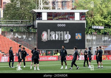 Liegi, Belgio. 10 maggio 2024. I giocatori di Westerlo sono ritratti in campo prima di una partita di calcio tra Standard de Liege e KVC Westerlo, venerdì 10 maggio 2024 a Liegi, il giorno 8 (su 10) dei play-off europei della prima divisione del campionato belga 'Jupiler Pro League' del 2023-2024. BELGA PHOTO BRUNO FAHY credito: Belga News Agency/Alamy Live News Foto Stock