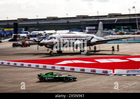 04 ARON Paul (est), Envision Racing, Jaguar i-Type 6, azione durante l'ePrix di Berlino 2024, 7° incontro del Campionato Mondiale ABB FIA di Formula e 2023-24, sul circuito di Tempelhof Airport Street dal 10 al 12 maggio 2024 a Berlino, Germania - foto Eric Alonso / DPPI credito: media DPPI/Alamy Live News Foto Stock