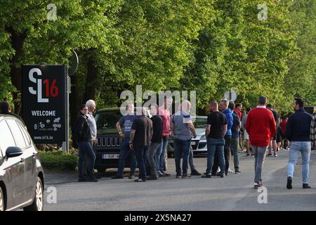 Liegi, Belgio. 10 maggio 2024. Tifosi ritratti durante una protesta dei tifosi di Standard, in vista di una partita di calcio tra Standard de Liege e KVC Westerlo, venerdì 10 maggio 2024 a Liegi, il giorno 8 (su 10) dei play-off europei della prima divisione del campionato belga 'Jupiler Pro League' 2023-2024. C'è molta incertezza sul proprietario 777 Partners. È accusato di frode negli Stati Uniti, e quindi sta affrontando 600 milioni di dollari (558 milioni di euro) in danni. BELGA PHOTO VIRGINIE LEFOUR credito: Belga News Agency/Alamy Live News Foto Stock