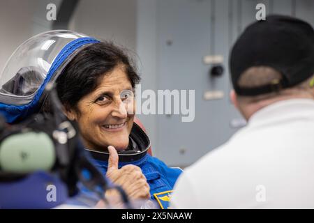 KSC, Florida, Stati Uniti. 26 aprile 2024. Durante una prova generale della missione, l'astronauta Boeing Crew Flight test della NASA Suni Williams lancia un pollice nella sua tuta spaziale Boeing all'interno della sala di addestramento dell'equipaggio all'interno del Neil A. Armstrong Operations and Checkout Building presso l'agencys Kennedy Space Center in Florida venerdì 26 aprile 2024. Come parte dell'agencys Commercial Crew Program, Wilmore e Williams sono i primi a lanciarsi sulla stazione spaziale Internazionale a bordo della navicella Boeings Starliner. Decollo in cima a un razzo Atlas V della United Launch Alliance dallo Space Launch Complex-41 nella vicina Cape CAN Foto Stock