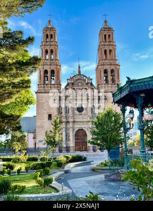 La cattedrale di Chihuahua, uno splendido esempio di architettura barocca, sorge maestosamente nel centro storico di Chihuahua, in Messico. Circondato da ga Foto Stock