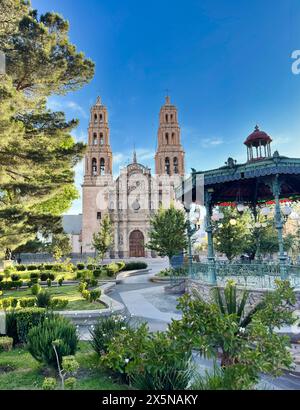 La cattedrale di Chihuahua, uno splendido esempio di architettura barocca, sorge maestosamente nel centro storico di Chihuahua, in Messico. Circondato da ga Foto Stock