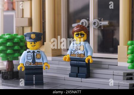 Tambov, Federazione Russa - 10 maggio 2024 Un poliziotto LEGO e una poliziotta LEGO in piedi davanti alla loro stazione di polizia. Foto Stock