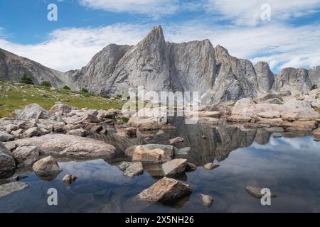 Il picco dell'imboscata visto da tarn sopra il lago Pyramid. Bridger Wilderness. Wind River Range, Wyoming. Foto Stock