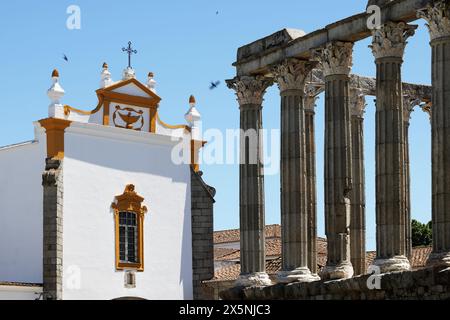 Igreja de São João Evangelista (Chiesa di San Giovanni Evangelista), Evora, Portogallo con il Tempio Romano (Tempio di Diana) accanto ad esso Foto Stock