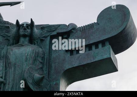 Dettaglio Odino della Scultura di bronzo di Ingólfur Arnarson con Drago e Yggdrasil a Arnarhóll a Reykjavik in Islanda Foto Stock