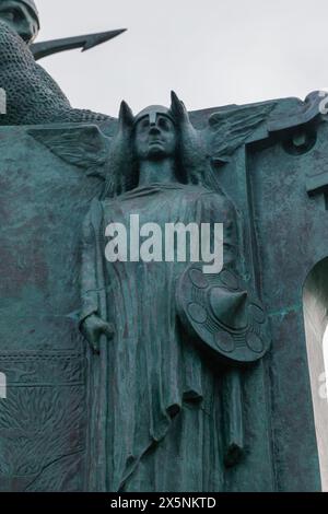 Dettaglio Odino della Scultura di bronzo di Ingólfur Arnarson con Drago e Yggdrasil a Arnarhóll a Reykjavik in Islanda Foto Stock