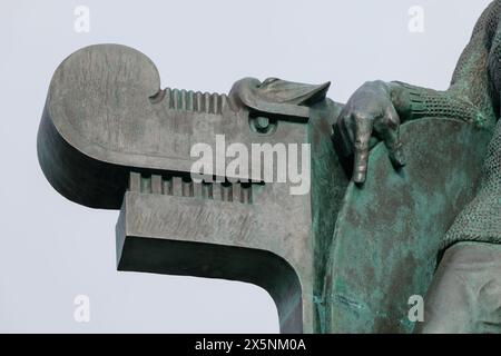 Dettaglio del drago della Scultura di bronzo di Ingólfur Arnarson con Odino e Yggdrasil a Arnarhóll a Reykjavik in Islanda Foto Stock