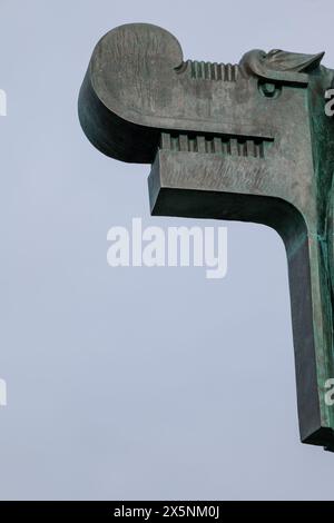 Dettaglio del drago della Scultura di bronzo di Ingólfur Arnarson con Odino e Yggdrasil a Arnarhóll a Reykjavik in Islanda Foto Stock