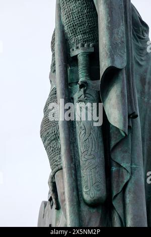 Dettaglio della spada della scultura di bronzo di Ingólfur Arnarson con Odino Yggdrasil e Drago a Arnarhóll a Reykjavik in Islanda Foto Stock