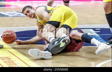 Berlino, Germania. 10 maggio 2024. Pallacanestro: Bundesliga, Alba Berlin - FC Bayern Monaco, Main Round, Matchday 10, Uber Arena. Tim Schneider di Berlino (sopra) e Leandro Bolmaro di Monaco lottano per il ballo. Crediti: Andreas Gora/dpa/Alamy Live News Foto Stock