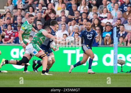 Il fiancheggiatore di sale Sharks Ben Curry scarica la palla a sale Sharks Wing Tom o'Flaherty durante la partita della Gallagher Premiership sale Sharks vs Leicester Tigers al Salford Community Stadium, Eccles, Regno Unito, 10 maggio 2024 (foto di Steve Flynn/News Images) Foto Stock